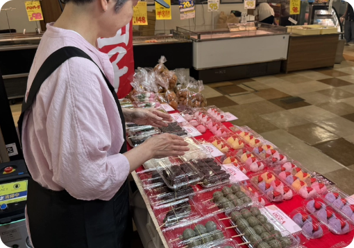 店頭で売る女性