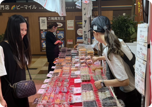 店頭でお客様と接客する女性店員
