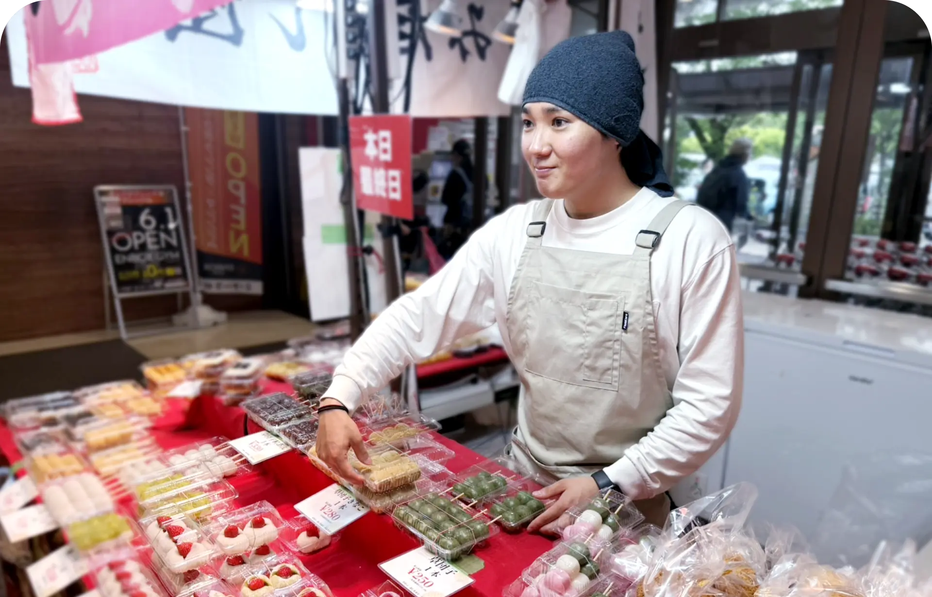 販売する男性