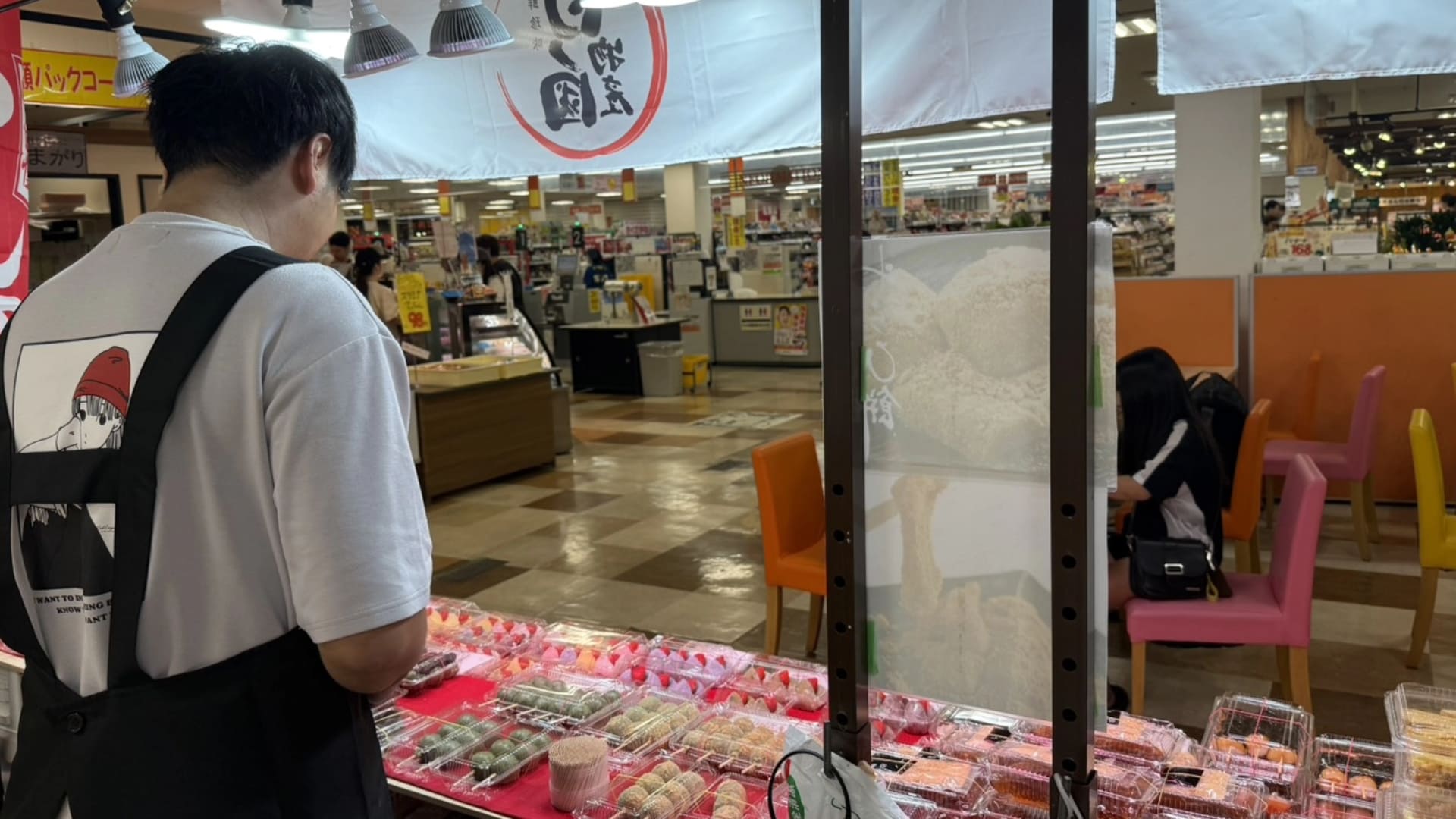 販売する女性